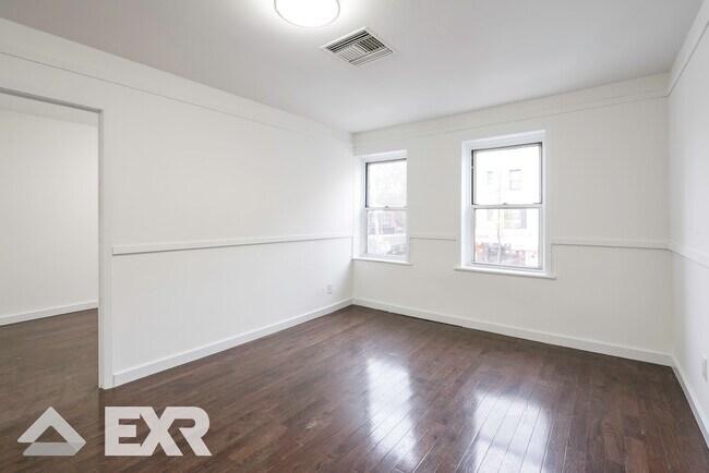 Foto del edificio - 33-04 Ditmars Blvd