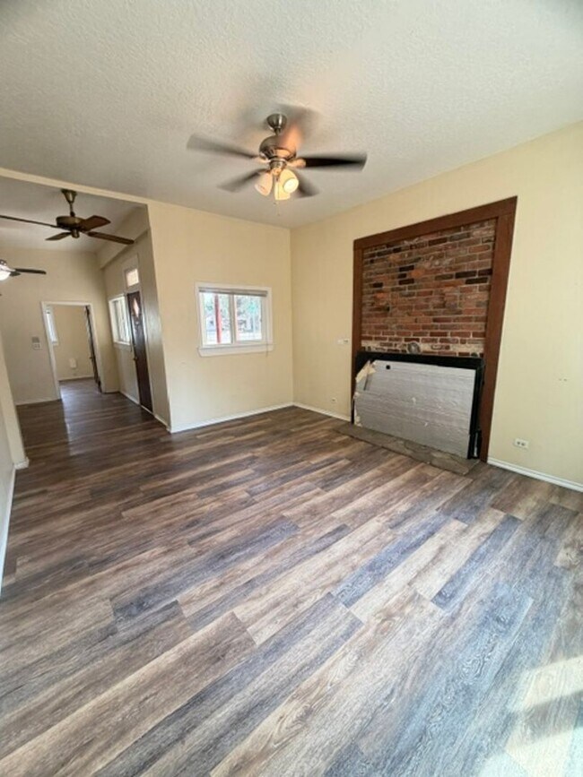Building Photo - 363 E Elm St