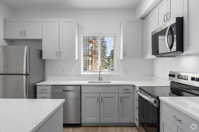 3BR, 2BA - 1,149SF - Kitchen - Riddell Apartments