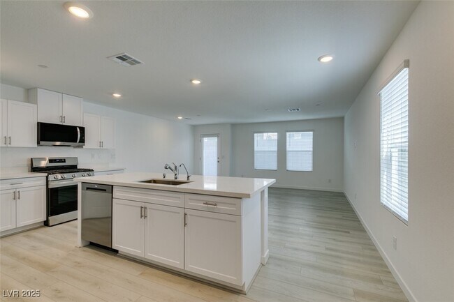Building Photo - 6229 Mangler St