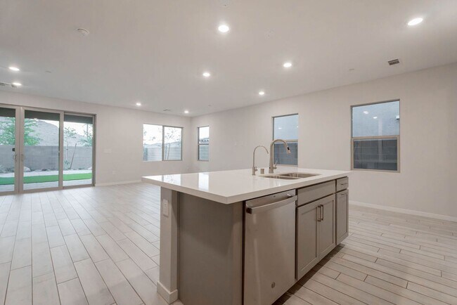 Foto del edificio - 11620 Desert Hollow Avenue