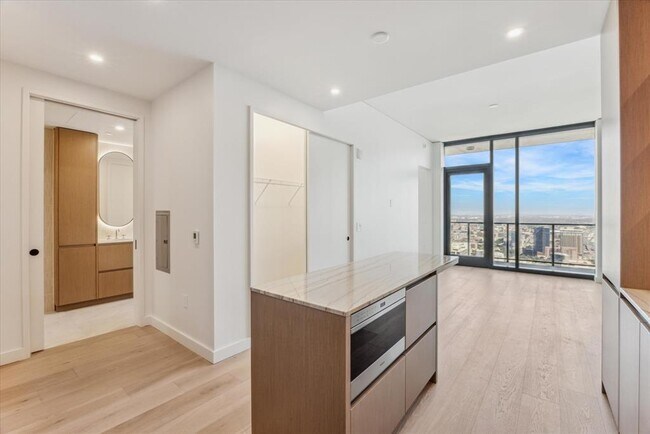 Building Photo - 610 Davis St