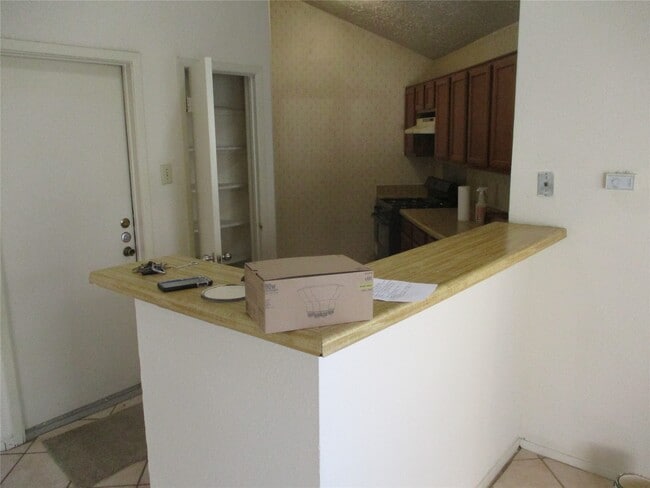 Building Photo - 19947 Mountain Dale Dr