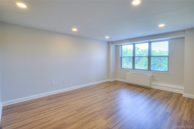 Foto del edificio - 300 E Overlook
