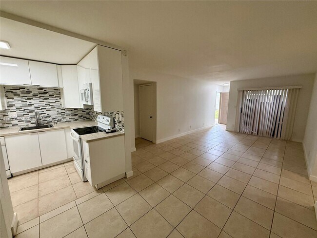 Foto del edificio - 702 Gardens Dr