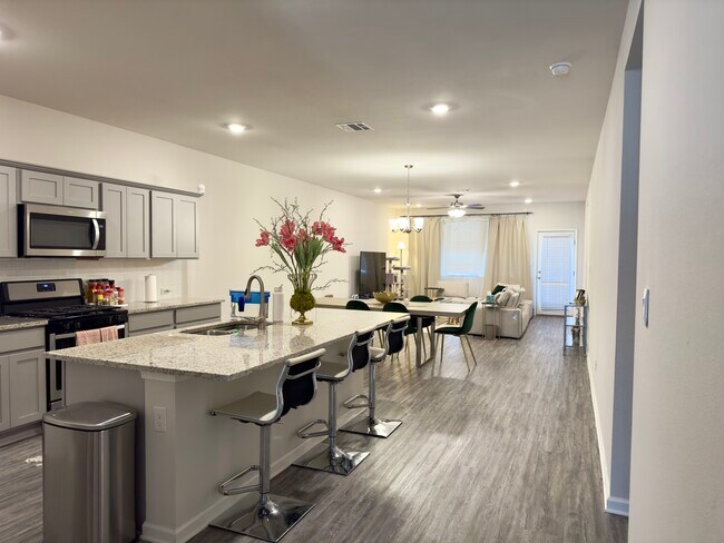 Building Photo - 6631 Tiger Pointe Dr