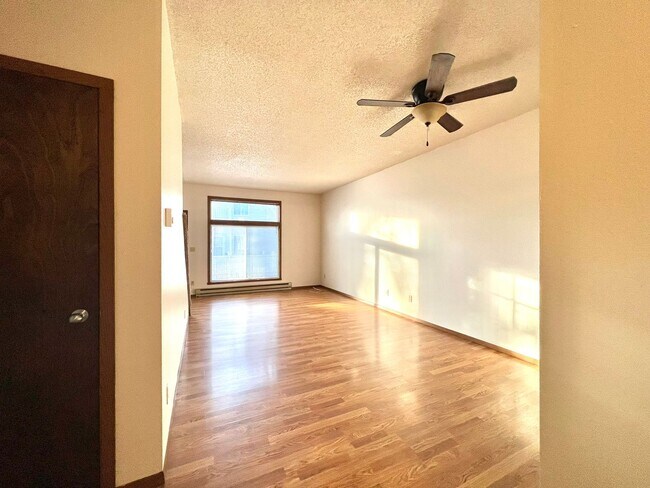 Building Photo - 3 bed 2 bath Townhome - 1 month free upon ...