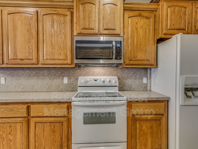 Building Photo - 901 NE 26th Ct