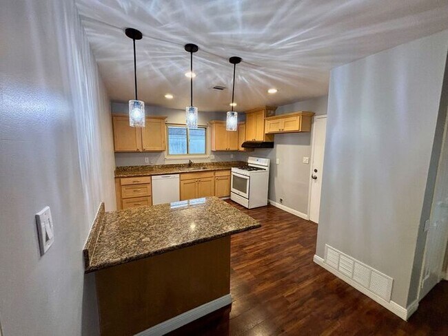 Foto del edificio - 3+ Bed 2 Bath House in Richmond -- AVAILABLE NOW !!