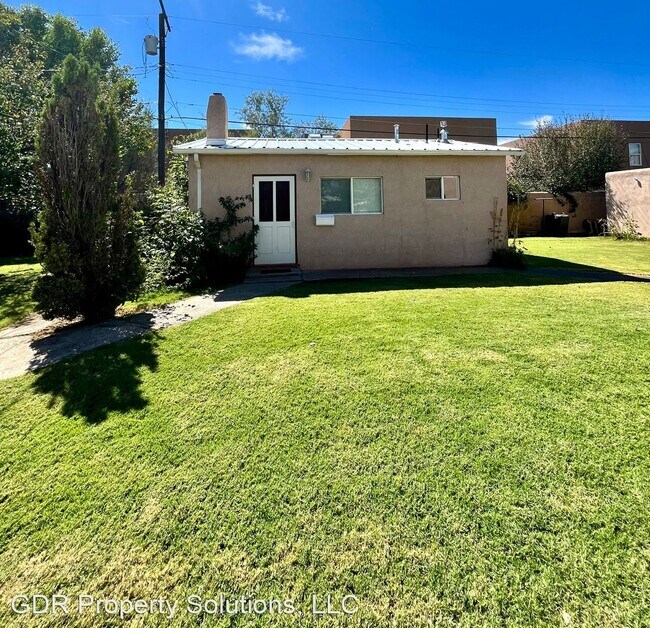 Building Photo - Studio, 1 bath House - 2440 1/2 Rose Ave. ...