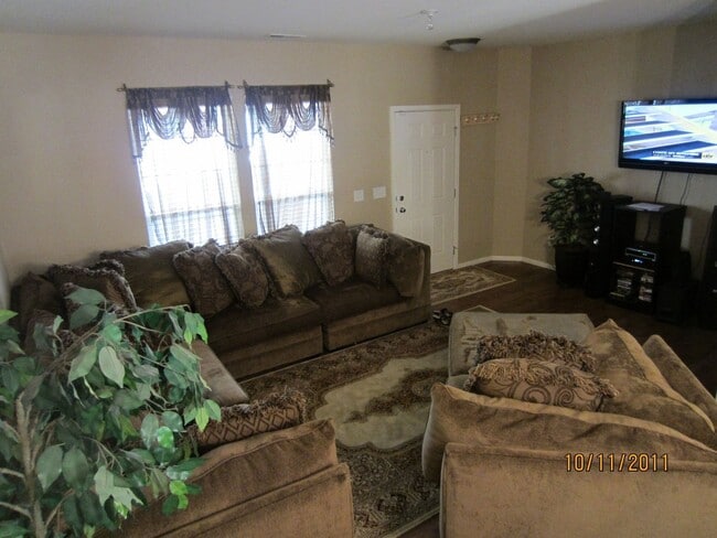 Foto del edificio - $1768 | 3BR/2.5BA | Beautiful townhome on ...