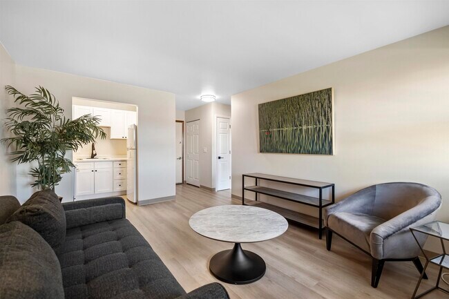 Foto del edificio - 1601 N Randall Ave