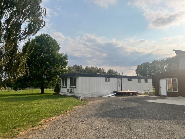 Building Photo - 2 Bedroom 1.5 Bathroom Home On Over 3 Irri...