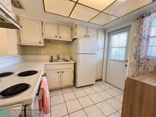 Building Photo - 1333 E Hallandale Beach Blvd