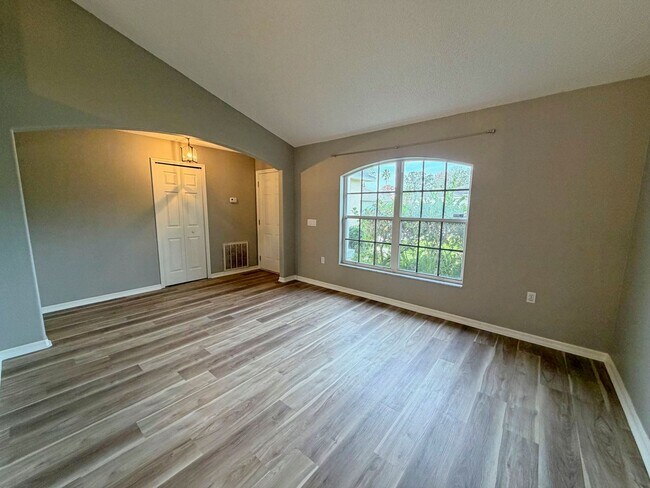 Foto del edificio - Great 3 Bedroom , 2 Bathroom Single Family Home Featuring LVP Flooring Throughout