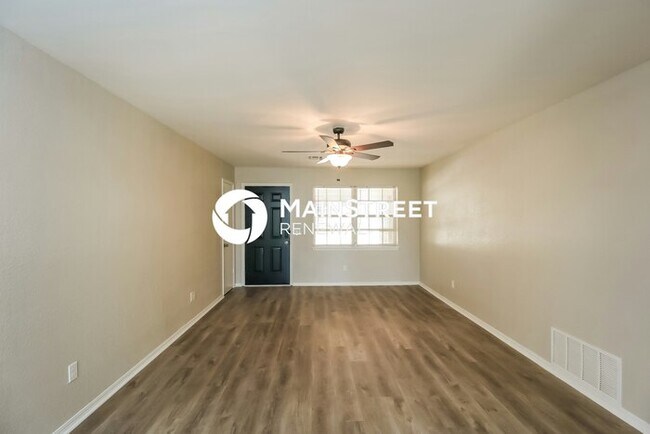 Foto del edificio - 3 Bedroom Pet-Friendly Home in YUKON, OK with Main Street Renewal