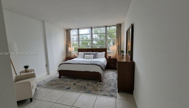 Building Photo - 2016 Bay Dr