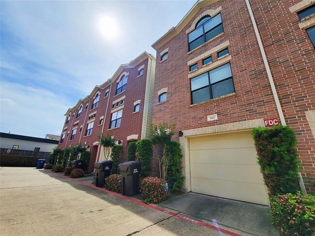 Building Photo - 8715 Meadowcroft Dr