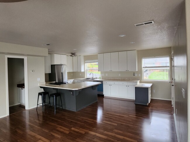 Kitchen & Dining Area - 968 NW 4th Ave