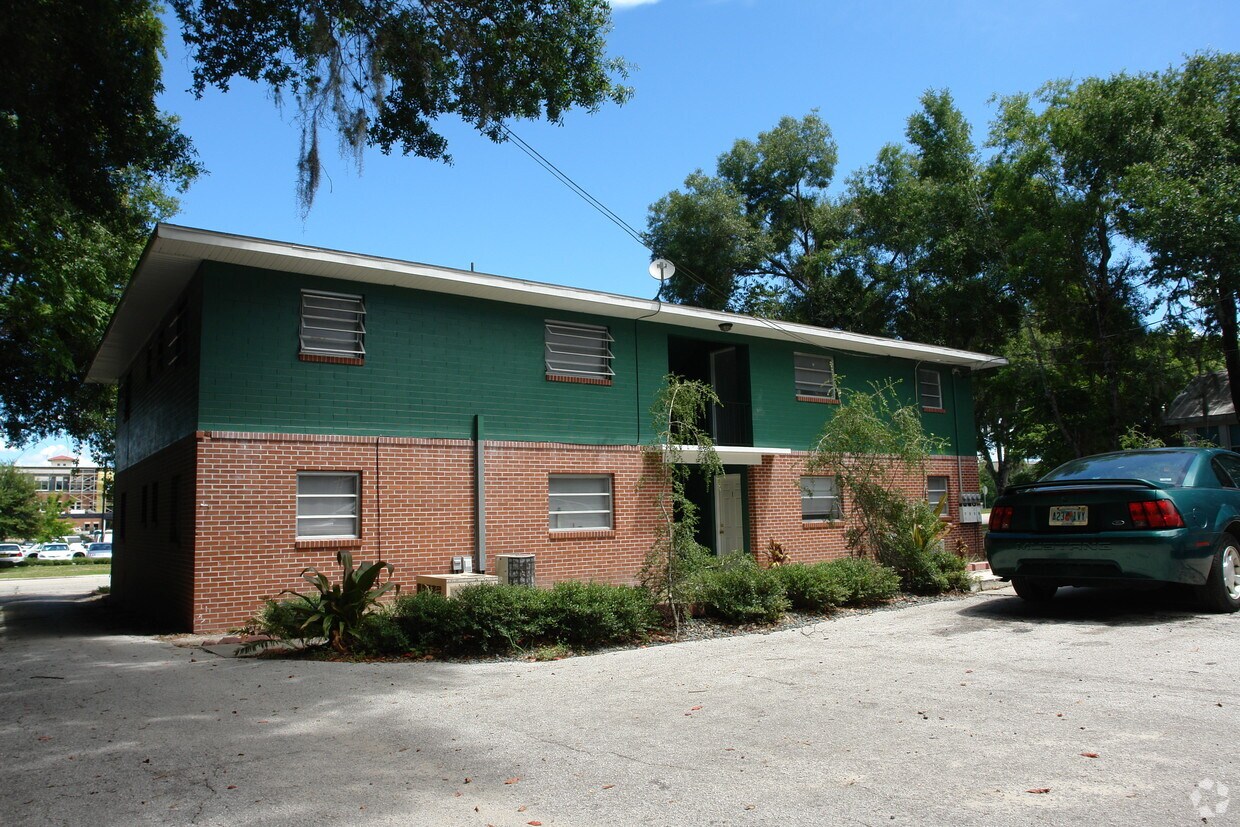 Building Photo - 220 W Howry Ave