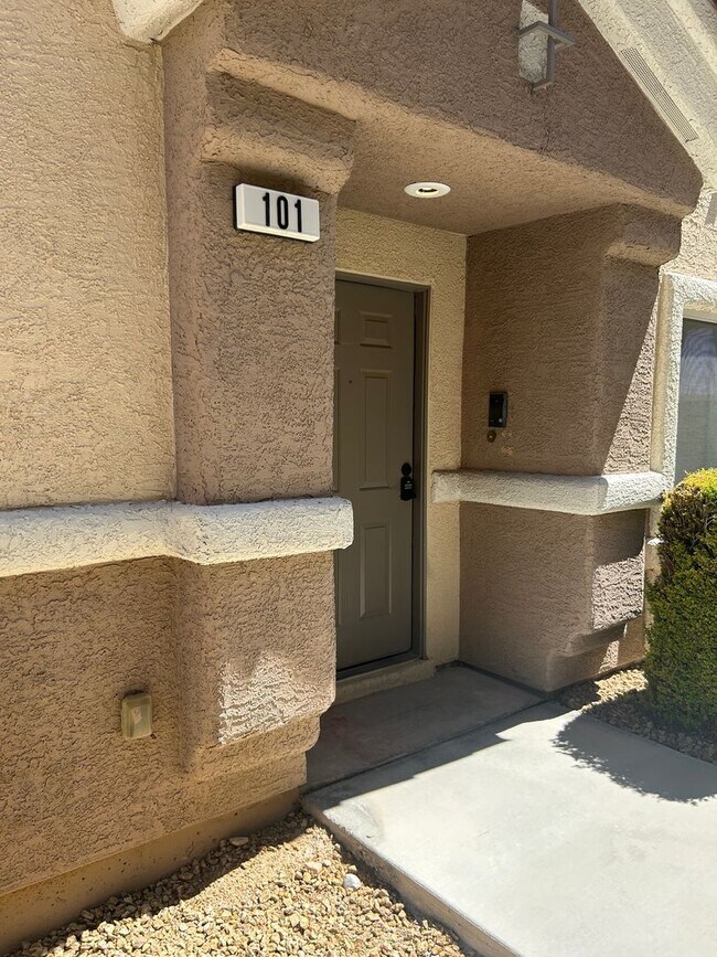 Foto del edificio - Beautiful 2 bedroom townhome with attached garage