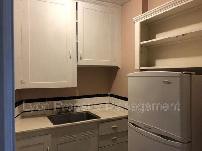 Building Photo - 836 Main St