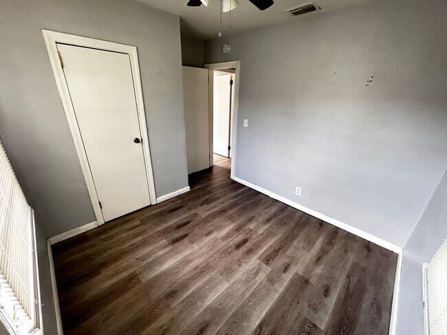 Building Photo - Steal of a Deal! 3/1 on Eastside under $1k...
