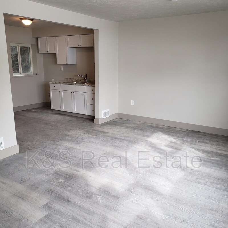 479 3rd St, Pitcairn, PA 15140 Condo for Rent in Pitcairn, PA