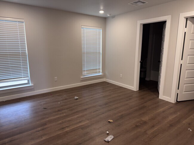 Building Photo - 520 Thicket Dr