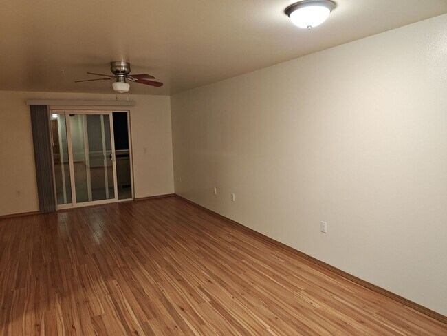 Foto del edificio - Three bedroom corner unit with washer/dryer!
