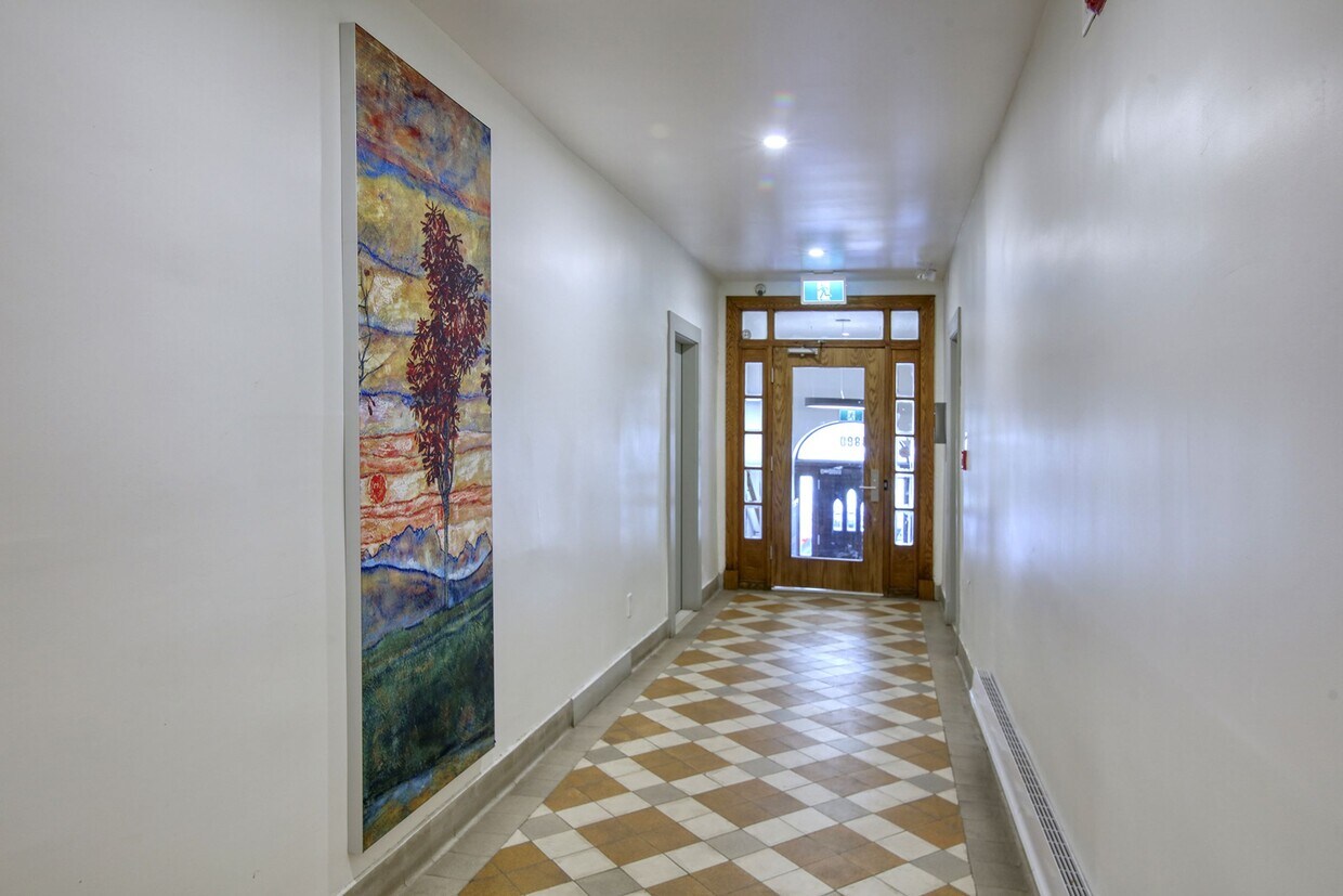 Building Photo - 4870 Ch. Queen Mary