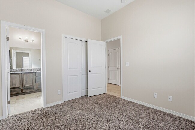 Building Photo - 904 Keenland Ave