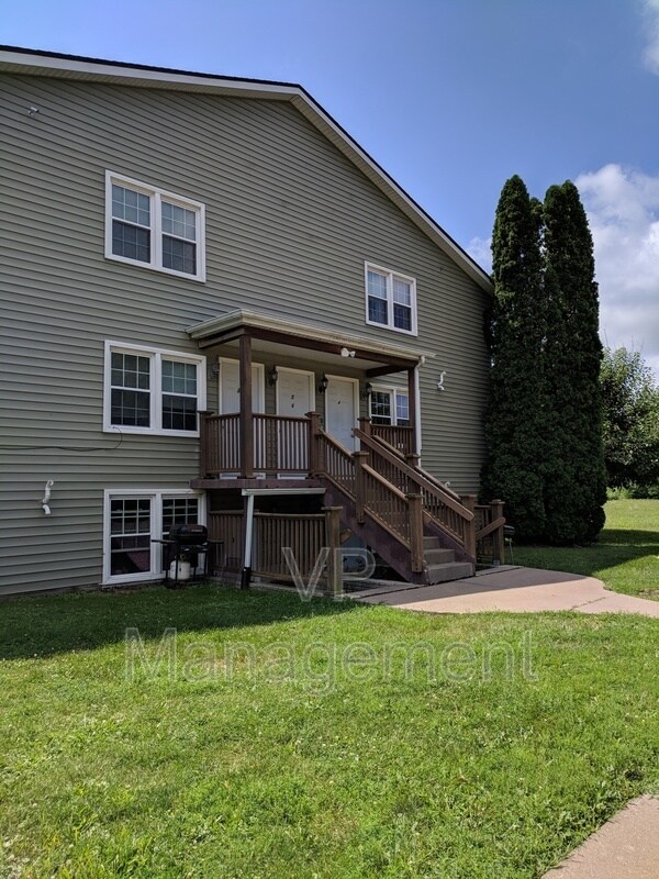 Foto del edificio - 2218 Emerald Dr