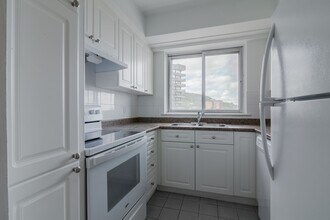 Building Photo - 3555 Chem. de la Côte-des-Neiges