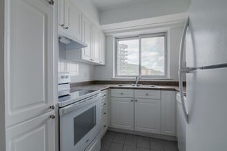 Building Photo - 3555 Chem. de la Côte-des-Neiges