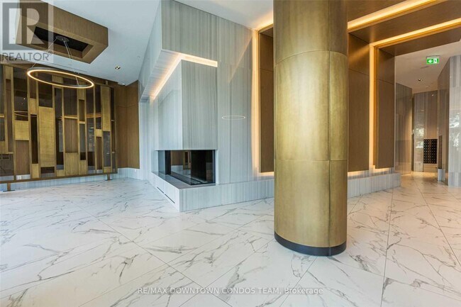 Building Photo - 15 Queens Quay E