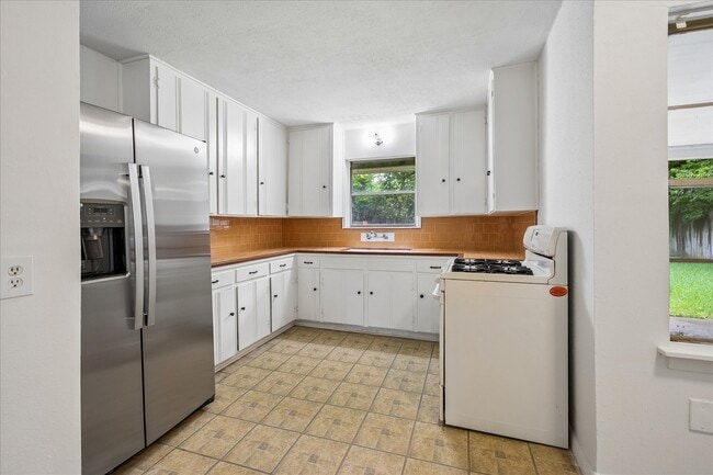 Building Photo - 4029 McDermed Dr