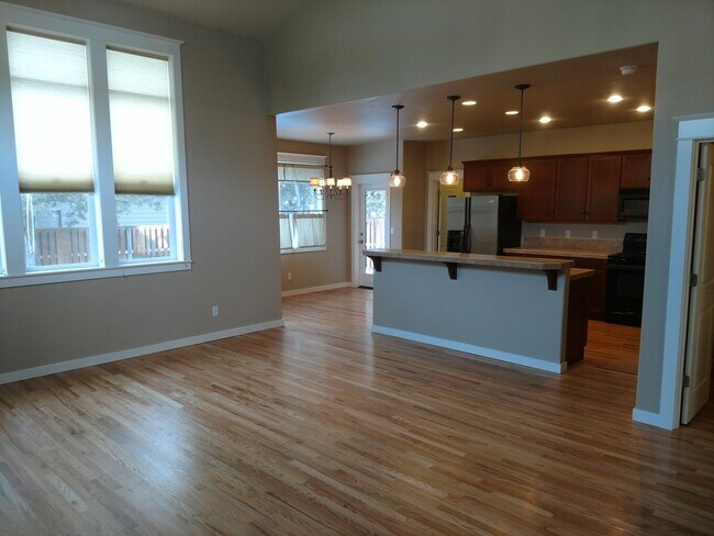 Foto del edificio - SW Bend - 3 Bed 2.5 Bath -Fenced-Corner lot-Amenities