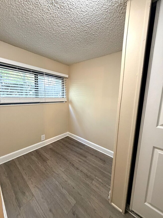 Foto del edificio - Downstairs 2BR/1BA Riverside Duplex Apartment