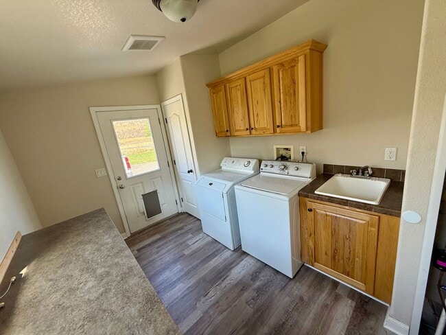 Building Photo - Stunning 3Bedroom 2Bath Clearwater Riverfront Home with Shop