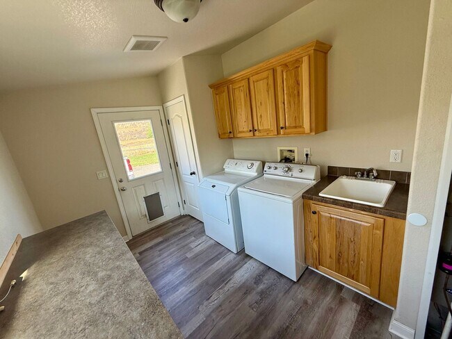 Foto del edificio - Stunning 3Bedroom 2Bath Clearwater Riverfront Home with Shop