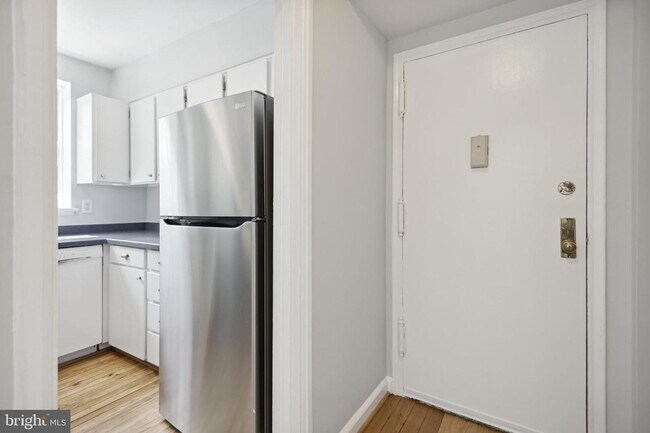 Foto del edificio - 3807 Rodman St NW