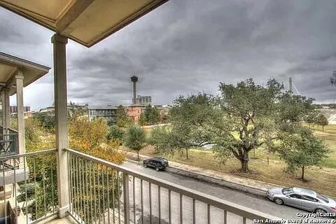 Foto del edificio - 528 Refugio St