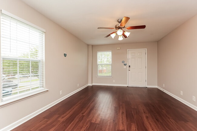 Foto del edificio - 1004 Cheryl Ln