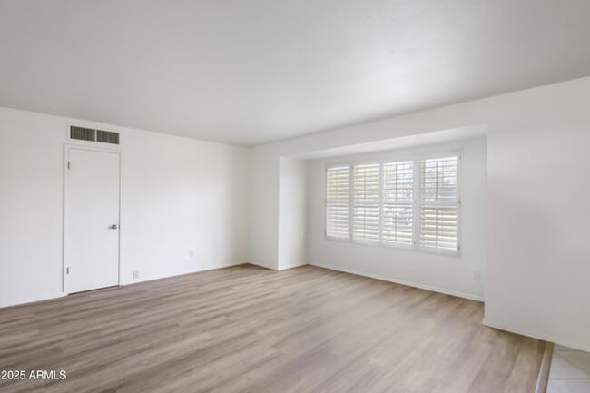 Building Photo - 5742 N 12th Pl