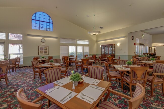 Dining Room - Hilltop Commons Senior Living