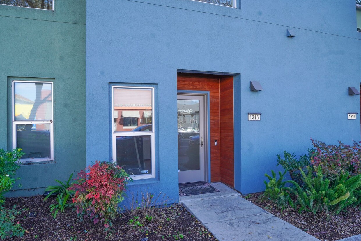 Foto principal - Beautiful Emeryville Townhome Available!