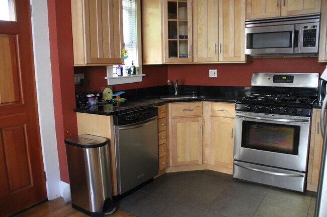 Building Photo - No Brokers Fee, Recently Renovated Unit, Stainless Steel Appliances, Laundry on a Site, Parking I...