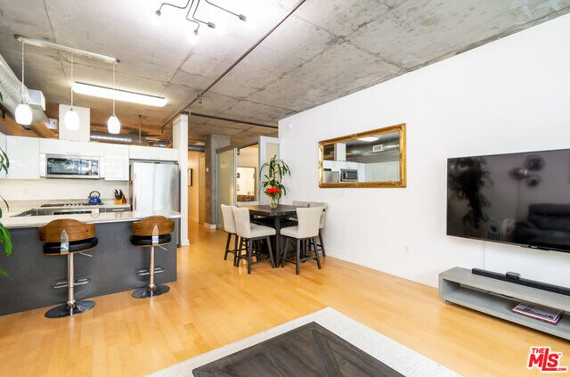 Foto del edificio - 645 W 9th St