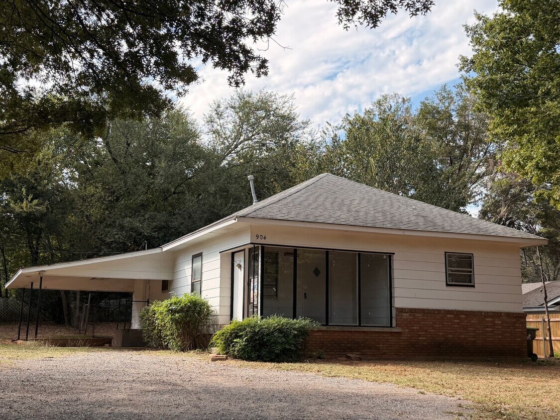 Foto principal - (3) Bed/(1) Bath in Purcell Avail NOWl!